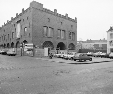 857424 Gezicht op het voormalige gebouw van drukkerij J. van Boekhoven aan het Begijnehof te Utrecht, vanaf de hoek van ...